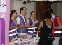 Voluntarios en Puntos Violeta durante las Fallas en Torrent