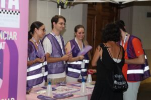 Voluntarios en Puntos Violeta durante las Fallas en Torrent