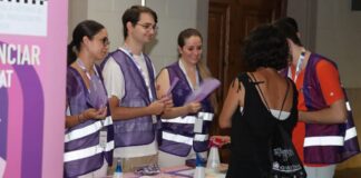 Voluntarios en Puntos Violeta durante las Fallas en Torrent