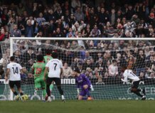 Largie Ramazani anotando un gol de penalti en Mestalla