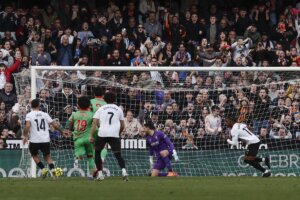 Largie Ramazani anotando un gol de penalti en Mestalla