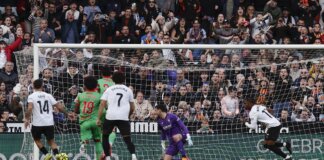 Largie Ramazani anotando un gol de penalti en Mestalla