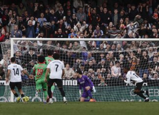 Largie Ramazani anotando un gol de penalti en Mestalla