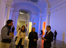 Visita a la sala Goerlich en el Centre del Carme con varias personas conversando.