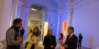 Visita a la sala Goerlich en el Centre del Carme con varias personas conversando.