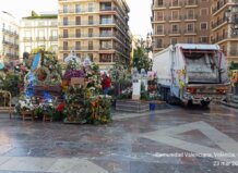 Retirada de flores de la ofrenda a la Virgen de los Desamparados en Valencia