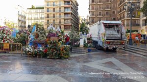 Retirada de flores de la ofrenda a la Virgen de los Desamparados en Valencia