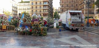 Retirada de flores de la ofrenda a la Virgen de los Desamparados en Valencia