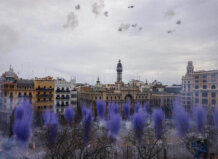 Reyes Martí conquista el 8M con un estruendo de fe, amor y color morado Reyes Martí disparando una mascletà en el Día Internacional de la Mujer