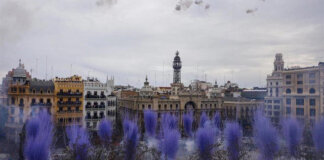 Reyes Martí disparando una mascletà en el Día Internacional de la Mujer