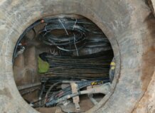 Vista de cableado robado en una alcantarilla en Manises