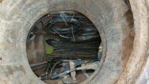 Vista de cableado robado en una alcantarilla en Manises