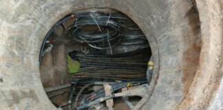 Vista de cableado robado en una alcantarilla en Manises