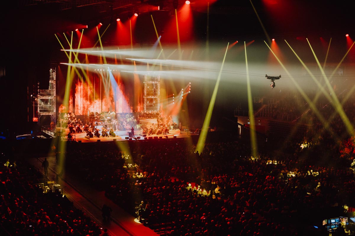 Espectáculo en el Roig Arena con luces y orquesta en el escenario