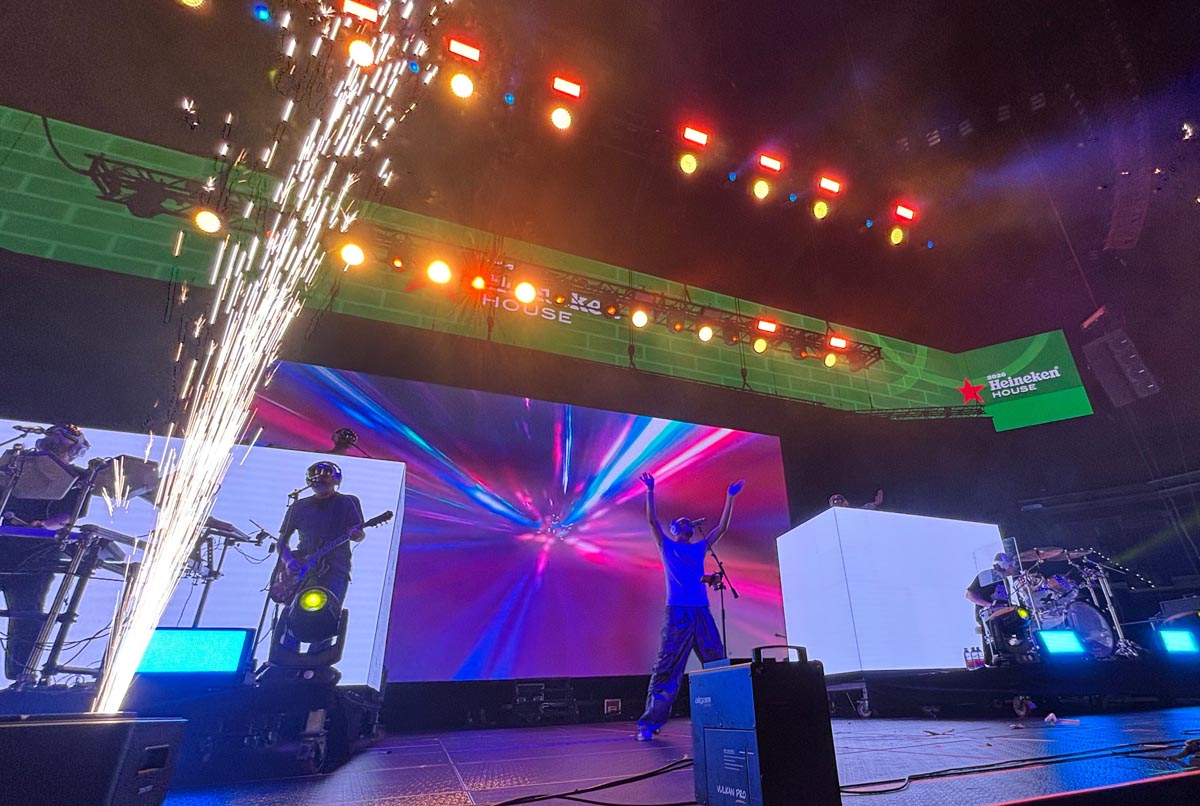 Actuación en vivo en el festival Heineken House 2026 en Roig Arena