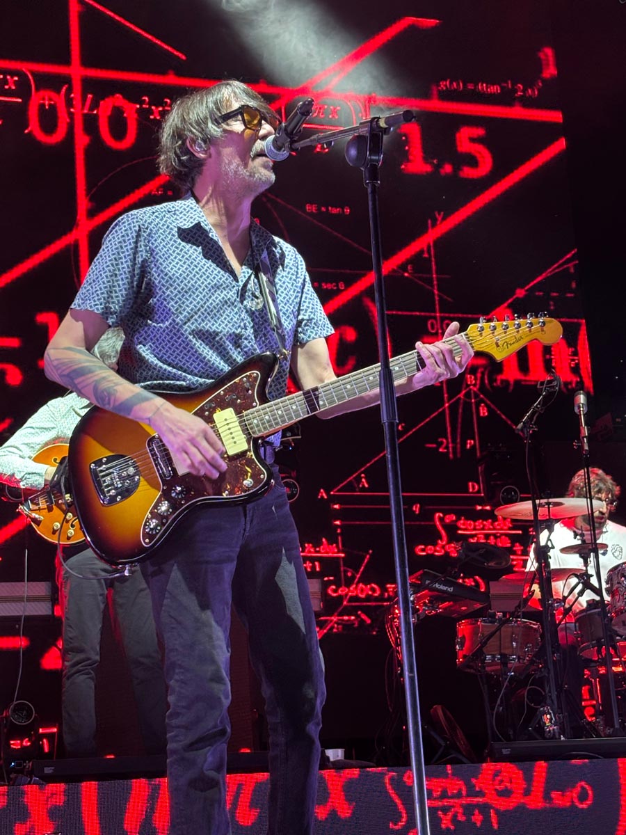 Músico de Lori Meyers actuando en el festival Heineken House 2026 en Roig Arena.