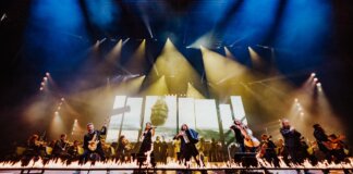 Actuación en vivo de músicos en el espectáculo de Hans Zimmer