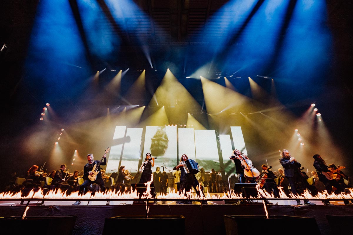 Actuación en vivo de músicos en el espectáculo de Hans Zimmer