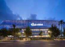 Vista exterior del Roig Arena iluminado por la noche en Valencia