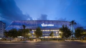Vista exterior del Roig Arena iluminado por la noche en Valencia