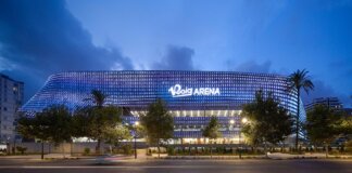 Vista exterior del Roig Arena iluminado por la noche en Valencia