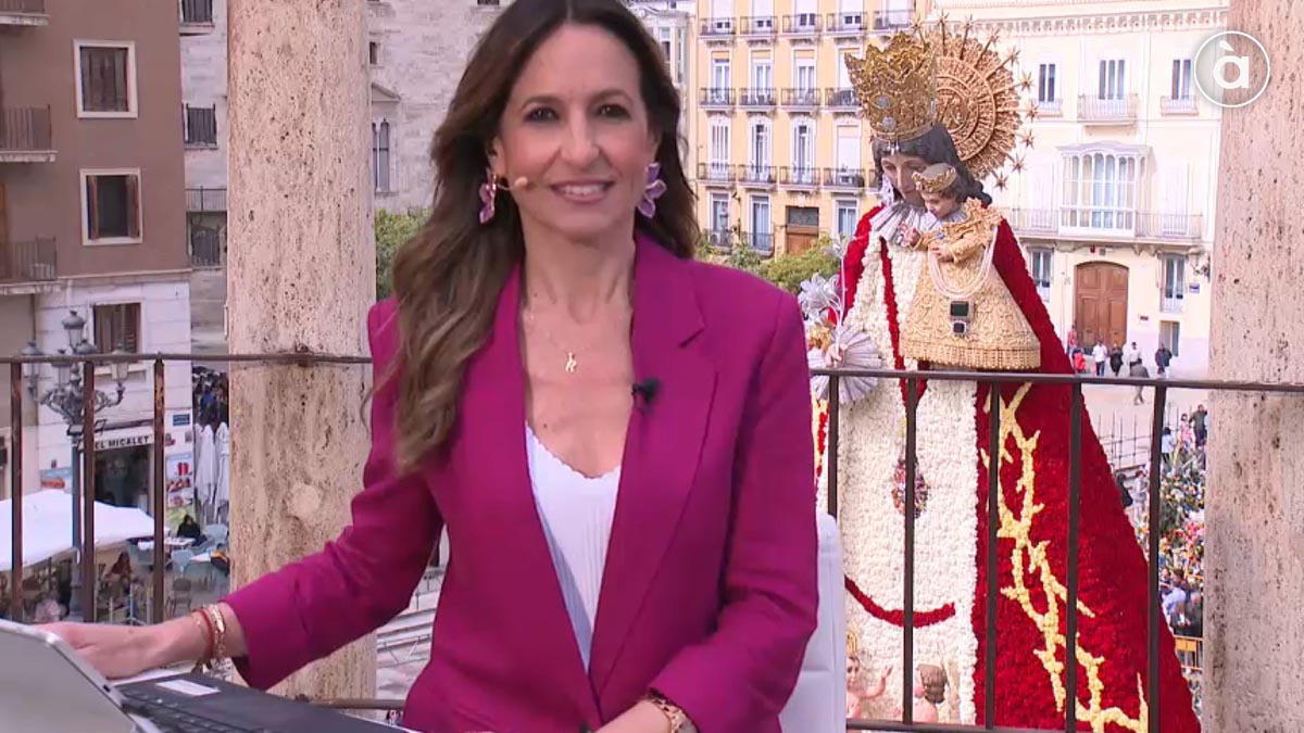 Rosa Romero presenta las Fallas 2026 desde la Plaza de la Virgen en Valencia.