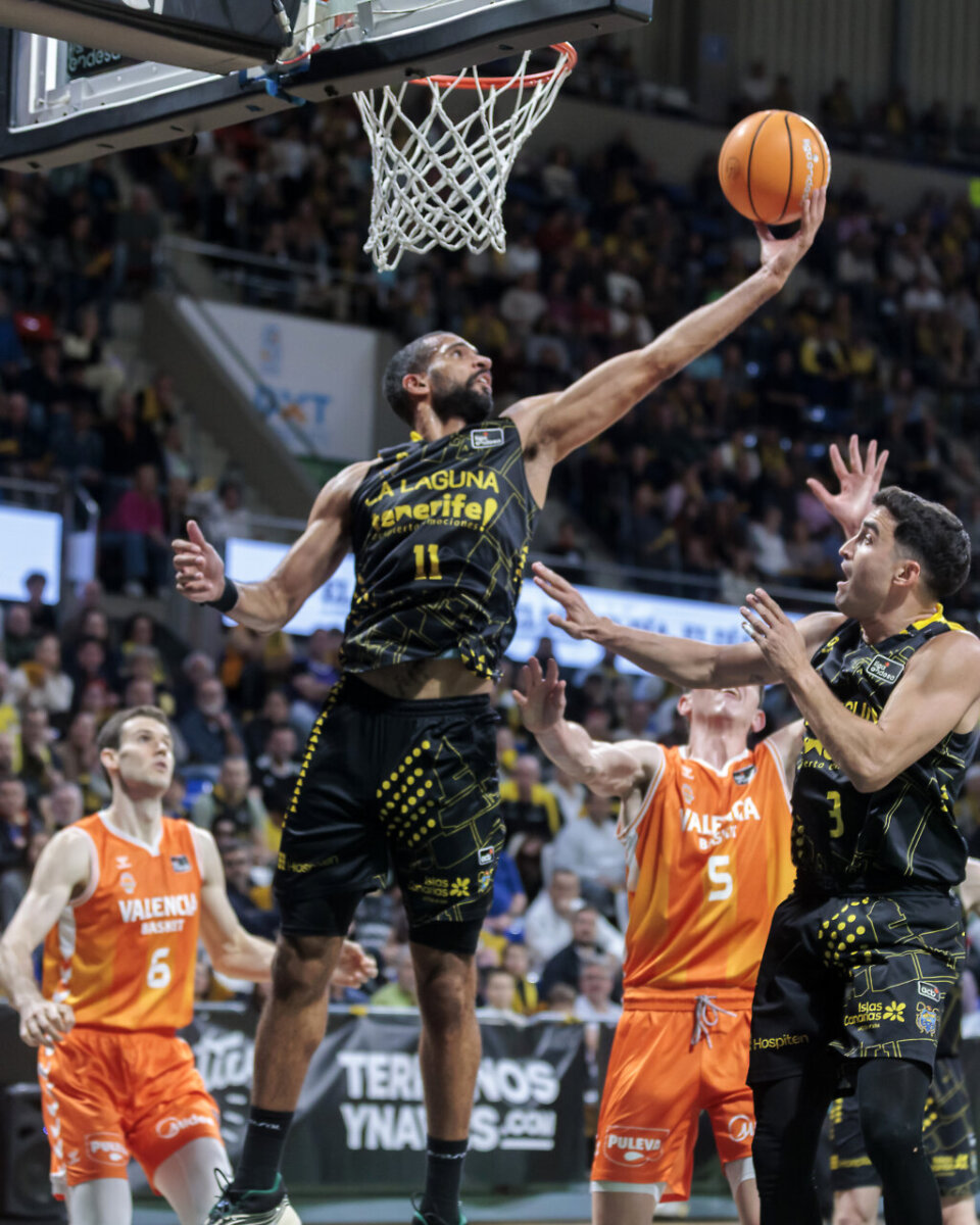Jugador de Tenerife lanzando un triple durante el partido contra Valencia Basket