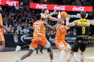 Jugadores de Valencia Basket y Tenerife en un partido de baloncesto