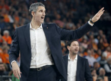 Rubén Burgos señala el problema: “Sin restar mérito al rival, no ejecutamos el plan y eso nos penalizó” Rubén Burgos dirigiendo al Valencia Basket durante un partido.
