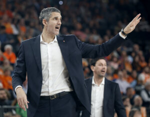Rubén Burgos dirigiendo al Valencia Basket durante un partido.