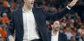 Rubén Burgos dirigiendo al Valencia Basket durante un partido.