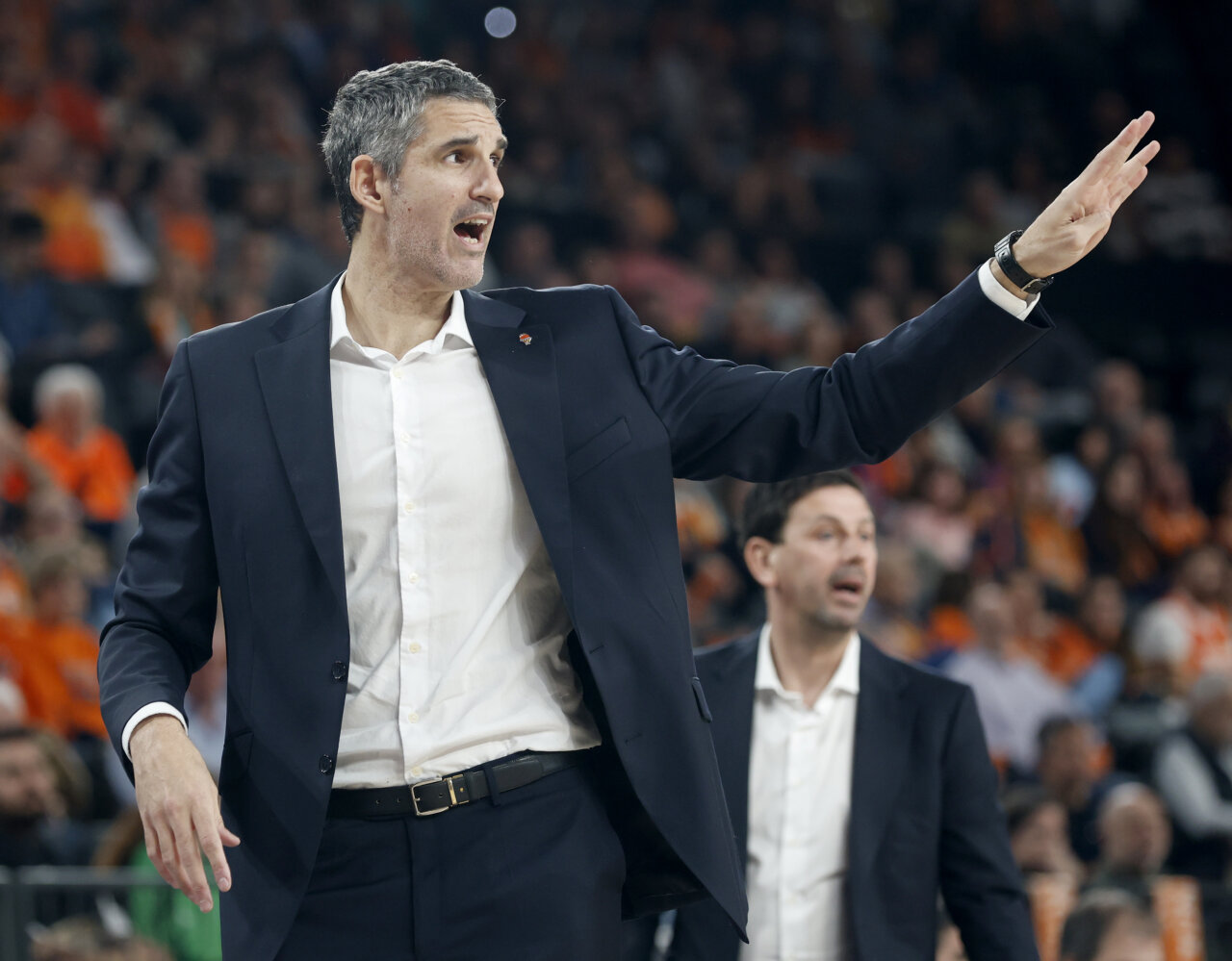 Rubén Burgos dirigiendo al Valencia Basket durante un partido.