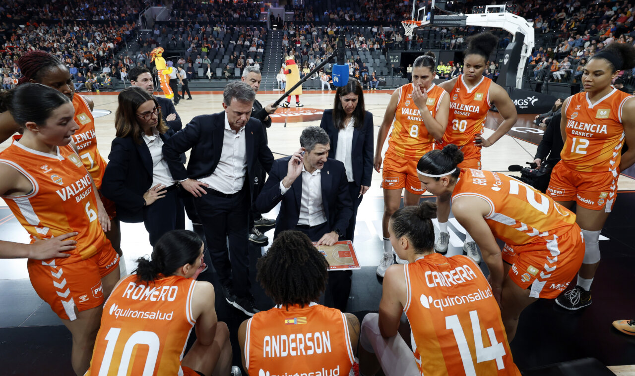 Rubén Burgos y el equipo de Valencia Basket discutiendo estrategias en un partido