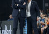 Entrenadores del Valencia Basket discutiendo estrategias durante un partido