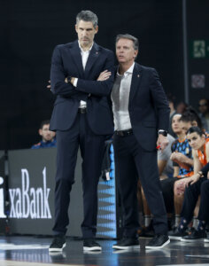 Entrenadores del Valencia Basket discutiendo estrategias durante un partido