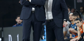 Entrenadores del Valencia Basket discutiendo estrategias durante un partido