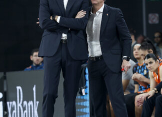 Autocrítica sin red del entrenador de Valencia Basket, Rubén Burgos: “No hemos estado a la altura y no podemos permitirnos esto” Entrenadores del Valencia Basket discutiendo estrategias durante un partido