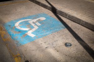 Señalización de accesibilidad en una zona de estacionamiento