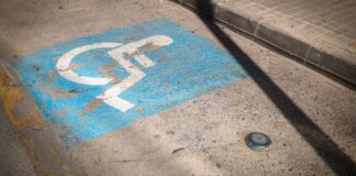 Señalización de accesibilidad en una zona de estacionamiento