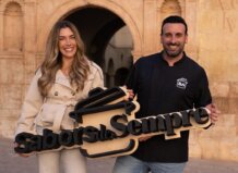 À Punt estrena 'Sabors de sempre amb l'espardenyà de El Palmar Presentadores del programa Sabors de Sempre sosteniendo un cartel