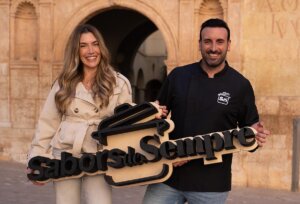 Presentadores del programa Sabors de Sempre sosteniendo un cartel