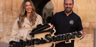 Presentadores del programa Sabors de Sempre sosteniendo un cartel