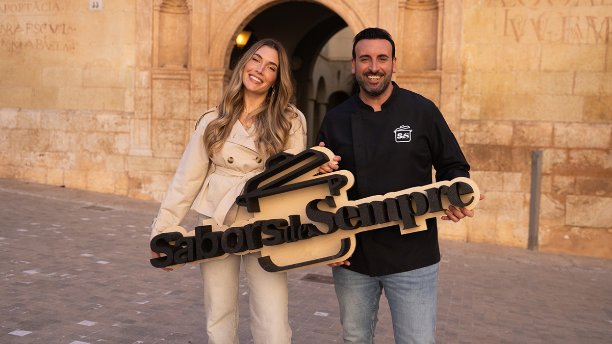 Alex Blanquer y Rubén Fenollar sosteniendo un letrero de Sabors de Sempre