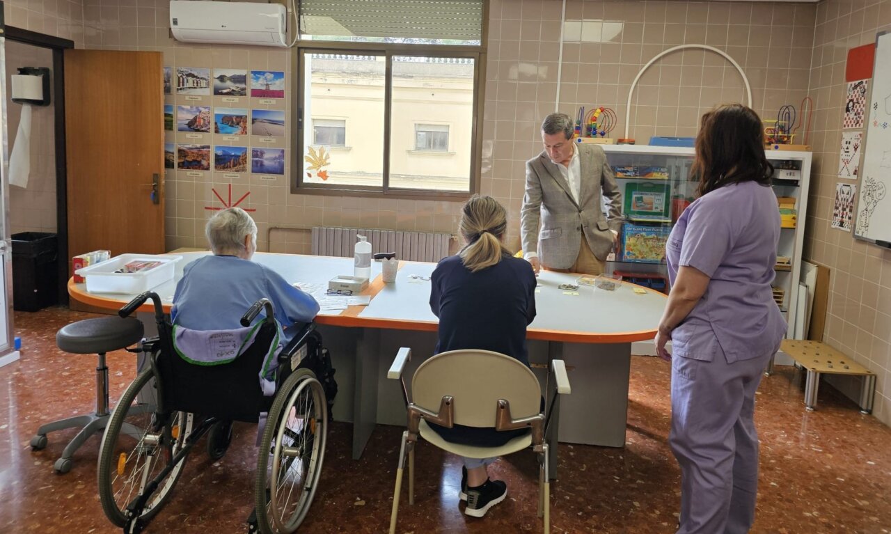 El conseller de Sanidad visita la nueva unidad de neurorrehabilitación en el Hospital Mislata-Quart.