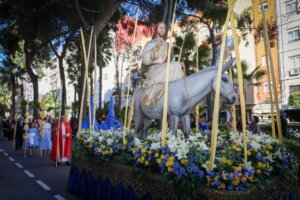 Procesión del Domingo de Ramos en Torrent con figura de Jesús montado en un burro.