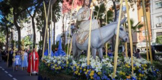Procesión del Domingo de Ramos en Torrent con figura de Jesús montado en un burro.