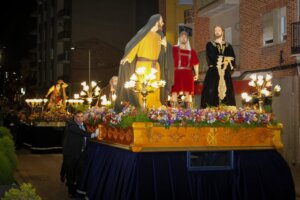 Procesión del Lunes Santo en Torrent con figuras religiosas y flores