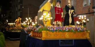 Procesión del Lunes Santo en Torrent con figuras religiosas y flores