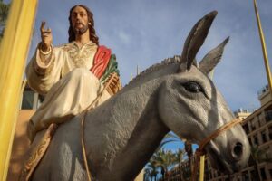 La Semana Santa de Torrent comienza con el Viernes de Dolores y el Domingo de Ramos, celebrando tradiciones locales.