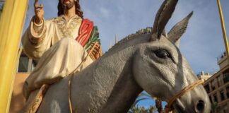 La Semana Santa de Torrent comienza con el Viernes de Dolores y el Domingo de Ramos, celebrando tradiciones locales.